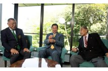 初となる「頂上鼎談」がついに実現!(右から江夏豊、田淵幸一、掛布雅之)