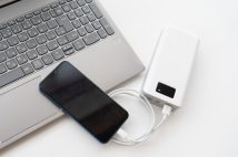 《スマホ充電問題》モバイルバッテリーの持ち歩きをやめてみたらメリットも多かった!?「オンとオフの切り替えが明確に」「バッテリーも長持ち」…実践者の声